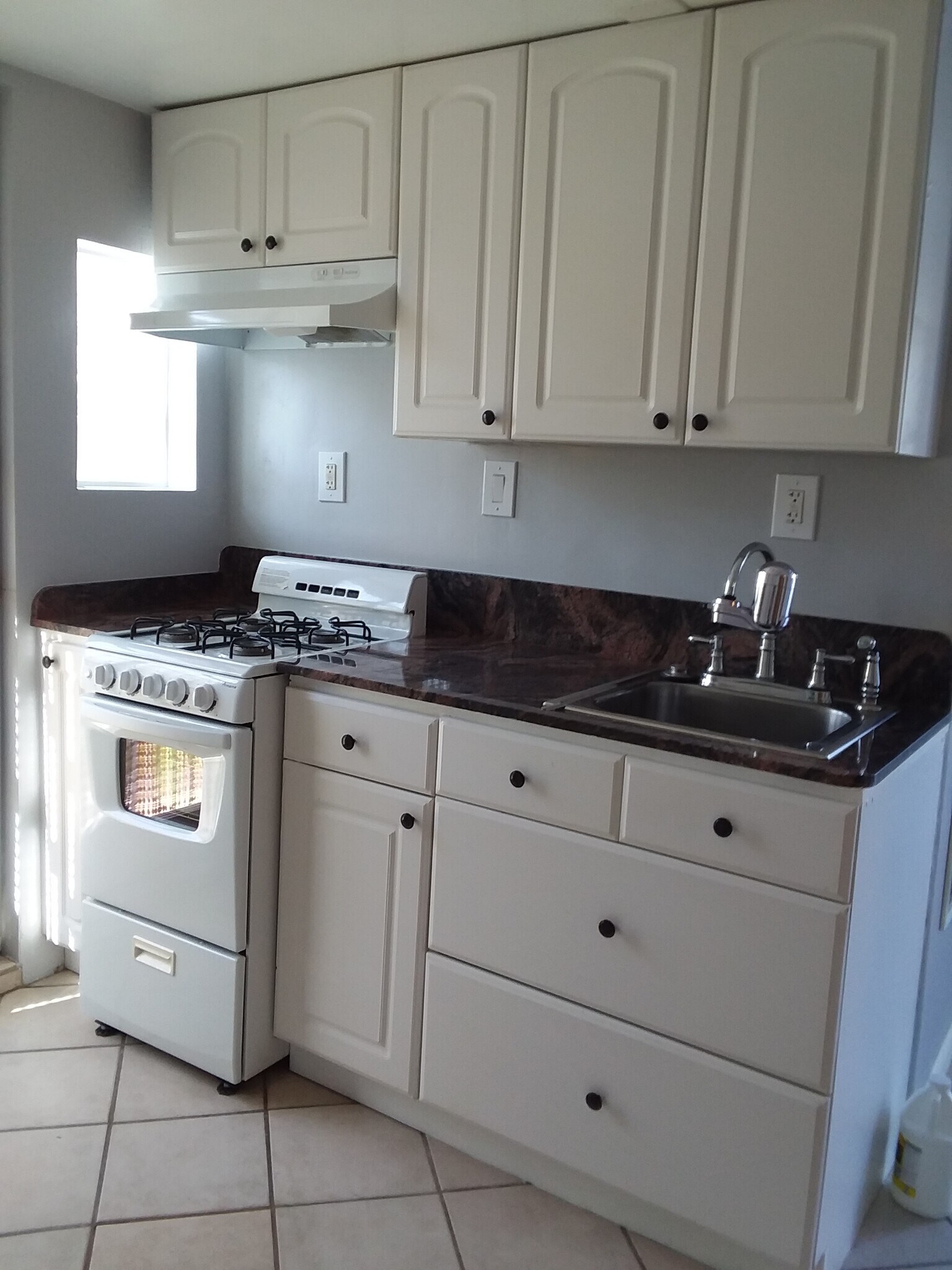 kitchen - 737 W 19th St