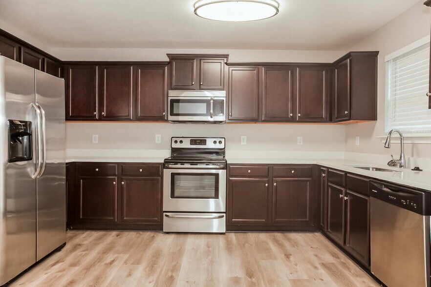 Building Photo - 1924 Eastway Dr