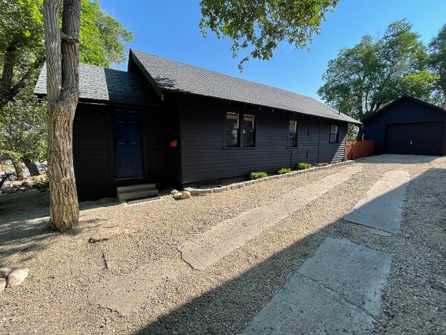 Building Photo - 627 S Melrose St