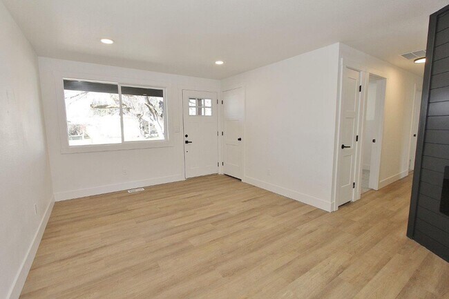 Building Photo - Charming Single-Level Home