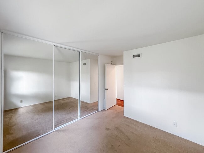 Building Photo - Nice 2B/2BA w/ Private Patio, A/C, Washer/...