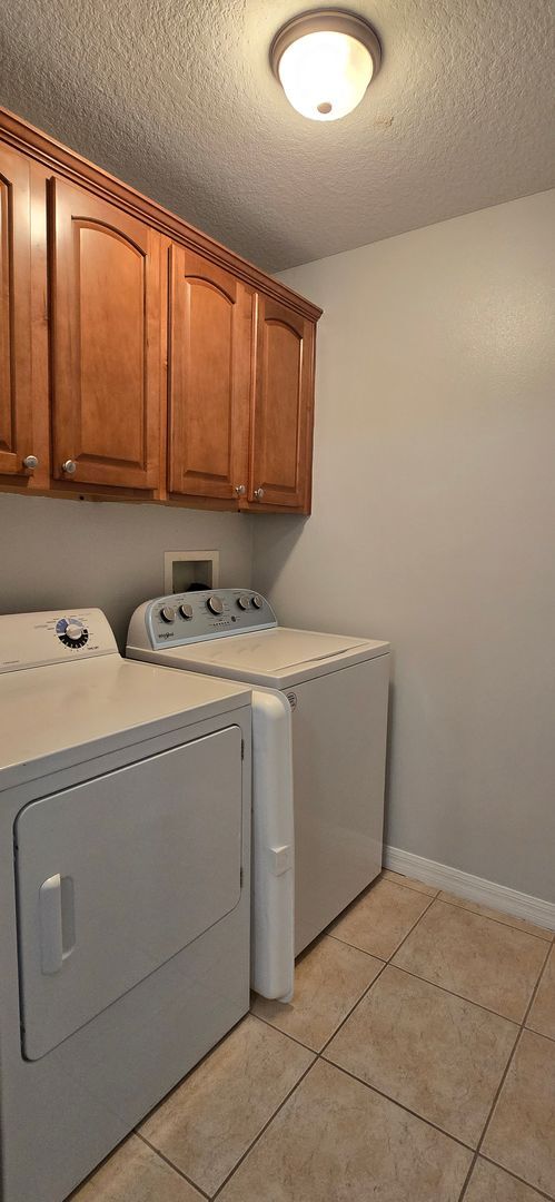 Building Photo - Stunning 2/2.5 Townhome in Beacon Park! Fresh Paint, New Carpets, Available Now!