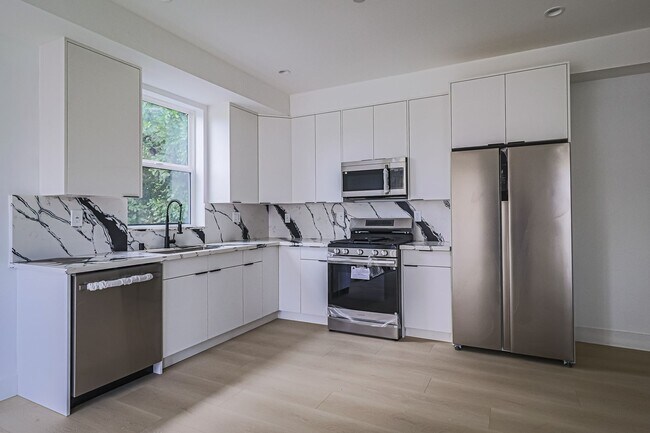 Building Photo - Modern 4 Bed / 3 Bath Townhome with Privat...