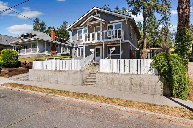 Building Photo - 727 E 9th Ave