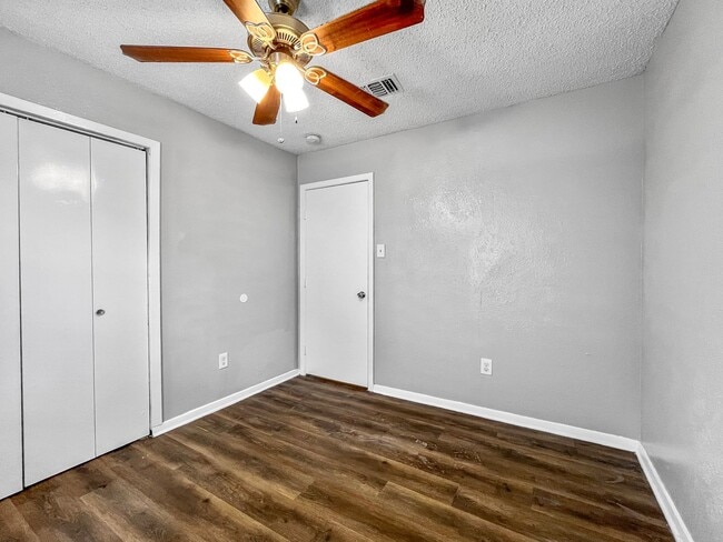 Building Photo - Pet-Friendly 5BR/2BA Home w/ Garage & Fenc...