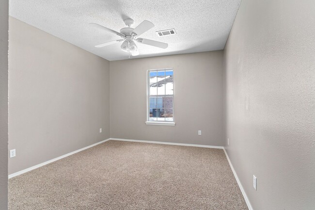Building Photo - 5802 Park Valley Cir