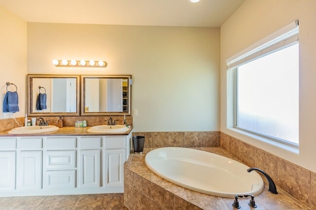 Building Photo - Beautiful 3 Bed 2 Bath Home