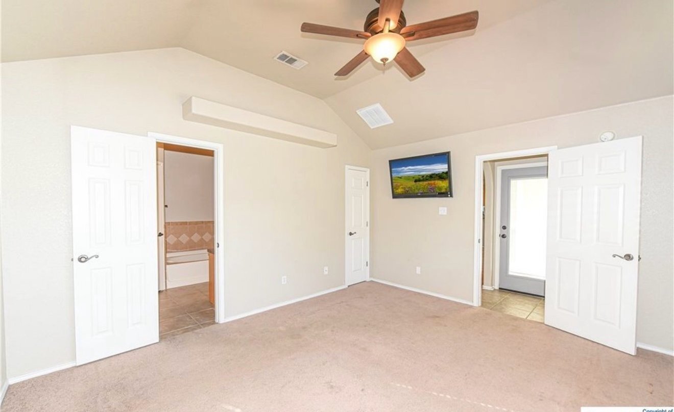 Building Photo - 2501 Lindsey Dr