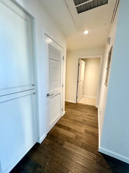 Building Photo - 1625 Granville Ave