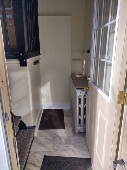 Building Photo - 216 E 2nd St