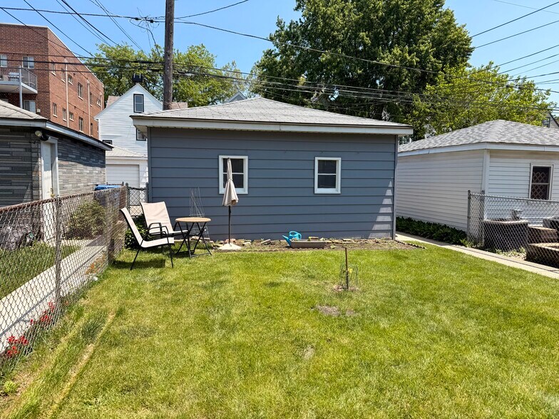 Yard - 3423 N Ridgeway Ave