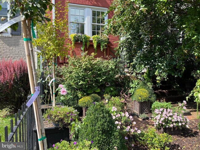 Building Photo - 721 12th St SE