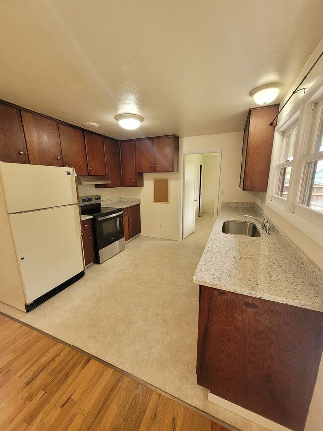 Building Photo - Charming 3BD/1BA located within walking distance to Friendly/College Hill neighborhood Market of ...