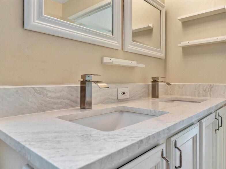 Master bath - 5105 39th St W