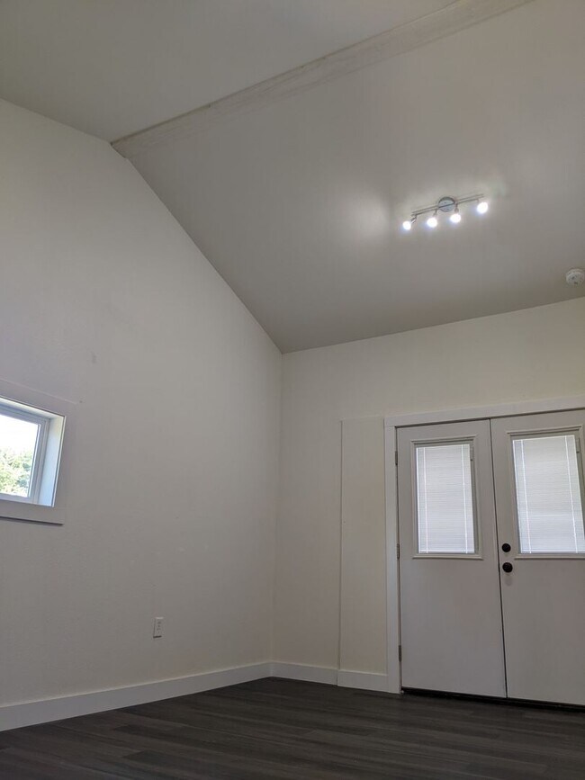 Building Photo - 505 W C St