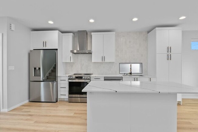 Building Photo - Newly Built Air-Conditioned Luxury Townhome in Highly Desired Admiral