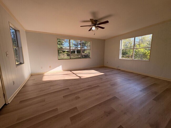 Building Photo - Gorgeous 3 bedroom/1 bath home with living room and den!
