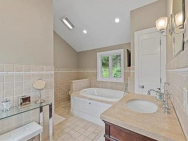 Building Photo - 777 Armonk Rd