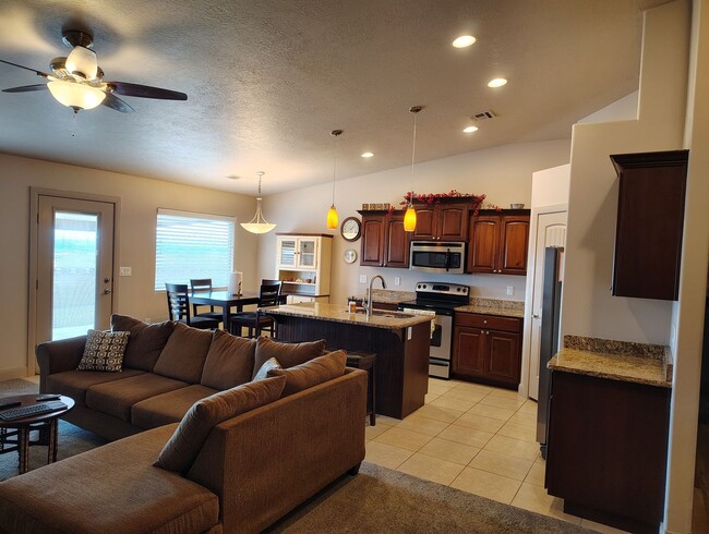 Building Photo - Cozy 3 Bedroom, 2 Bathroom Home in Washington!