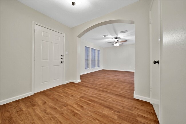 Building Photo - 1427 Redwood Village Cir