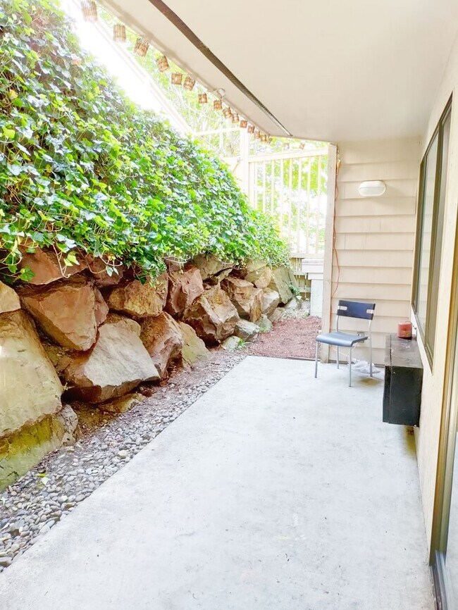 Building Photo - 2Bd/1Ba Seattle Condo