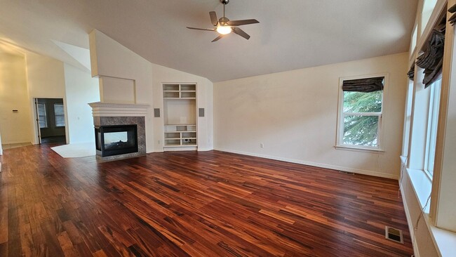 Building Photo - Executive Ranch in the Broadlands
