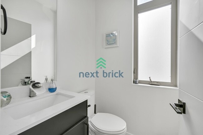 Building Photo - Modern Luxury 3 bedrooms and 2 bathrooms T...