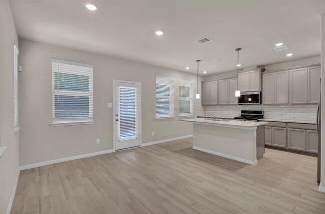 Building Photo - 16012 Oregon Oak Dr