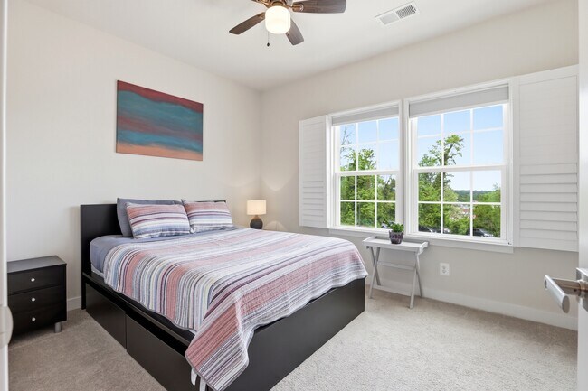 Building Photo - 4915 Crest View Dr