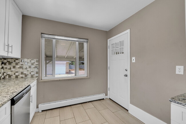 Building Photo - $3,195.00, 5 bed, 2 bath located in Denver