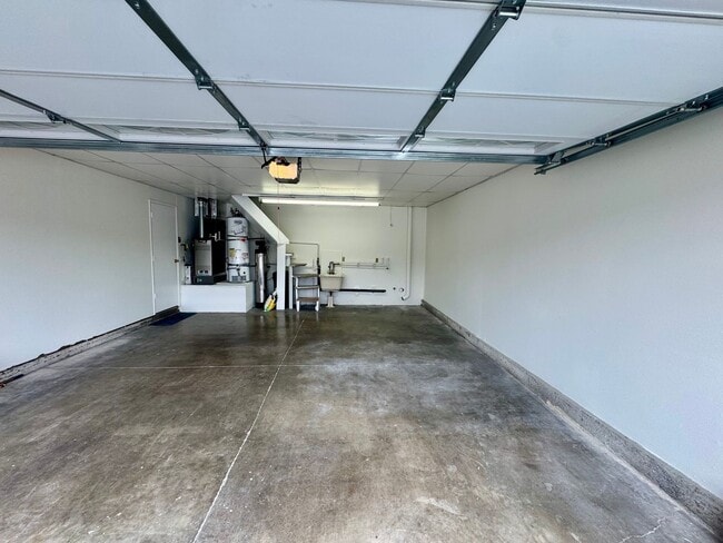 Building Photo - Charming 3 bedroom home in a great family ...
