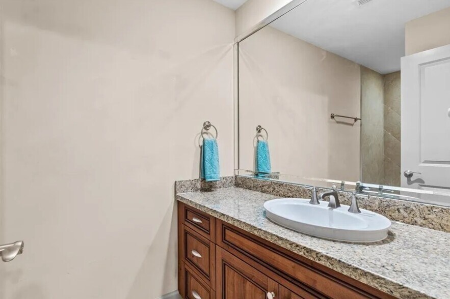 Building Photo - 5311 Lillian St