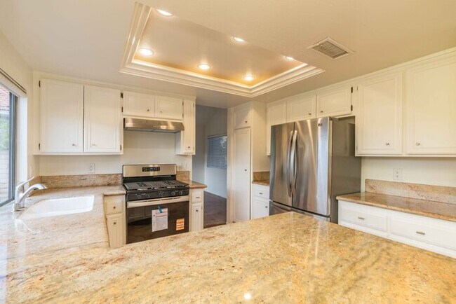 Building Photo - Beatiful house next to golf course.