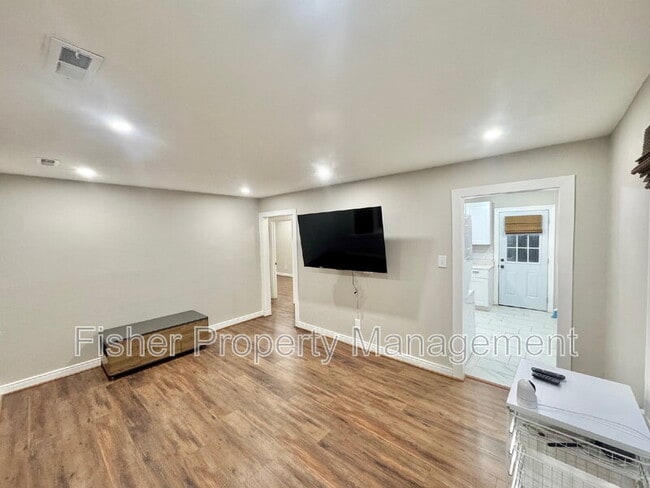 Building Photo - 518 Northside Ave