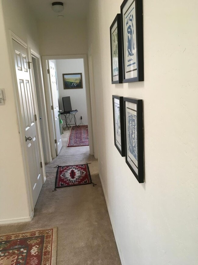 Building Photo - Beautiful