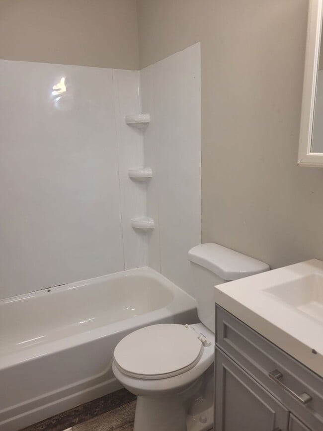 Building Photo - FIRST MONTH FREE! 1 Bedroom 1 Bathroom Apa...