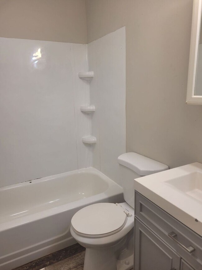 Building Photo - FIRST MONTH FREE! 1 Bedroom 1 Bathroom Apartment near Hamilton Place!