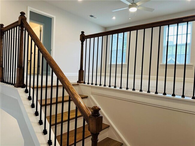 Building Photo - 4800 Sierra Creek Dr NE