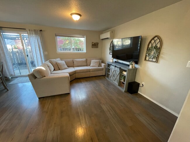 Building Photo - 527 Whitney Dr