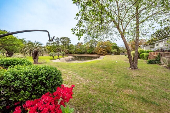 Building Photo - 2 Bedroom, 1.5 Bathroom Townhome in Island Bluff - James Island