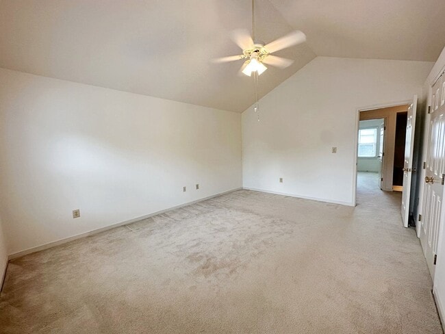 Building Photo - 4 Bedroom Townhouse Near Chesterfield Cour...