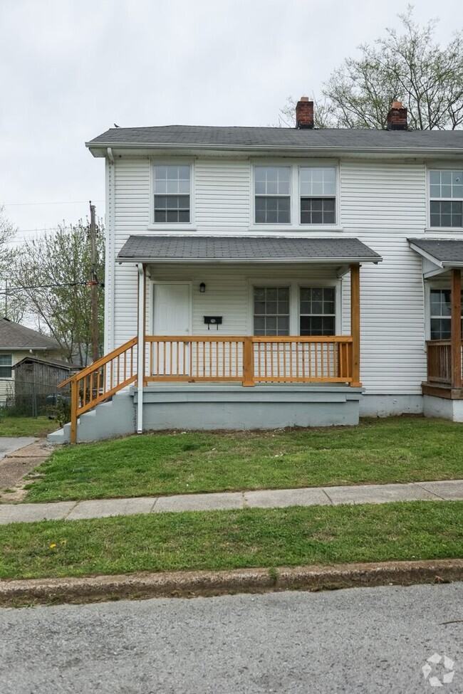 Building Photo - Beautifully Renovated 3 Bed 1 Bath duplex ...