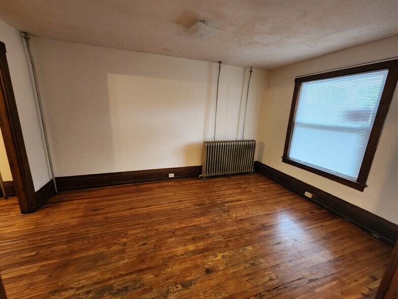 Living Room - 253 N Spring St