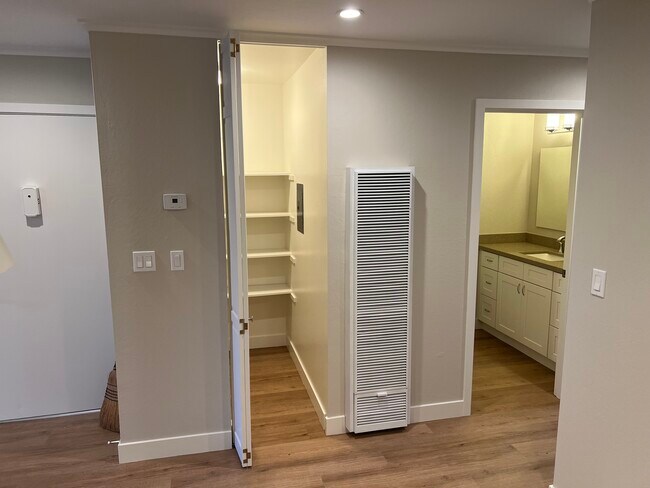 Building Photo - 2742 Oak Rd