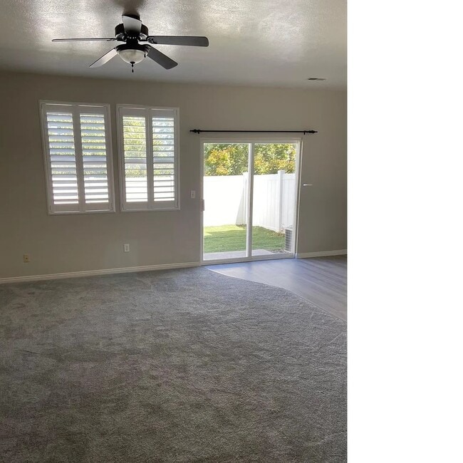 Building Photo - Beautiful Townhome in Excellent Draper Location!