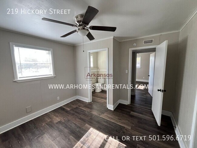 Building Photo - 219 Hickory St