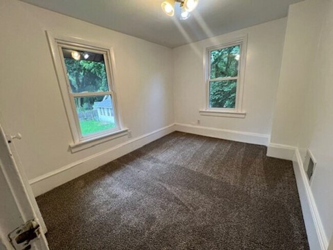 Building Photo - Charming 3 bedroom house