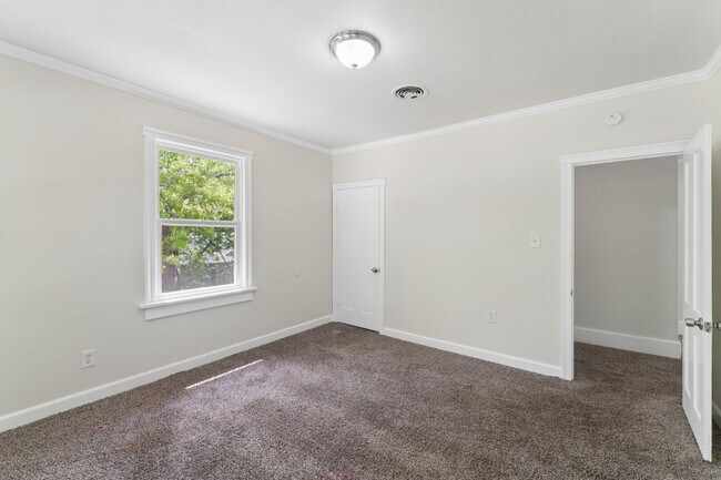 Building Photo - Welcome home to this stunning, light-filled rental that truly has it all! Featuring huge living s...