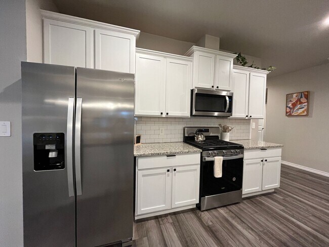 Building Photo - FOUR BEDROOM IN STARLIGHT ESTATES