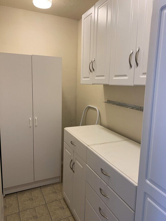 Building Photo - Evolve Real Estate: Available 6/6/2026! Quaint 3 Bedroom Ranch with Huge Yard in University Hills...